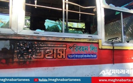 সাভারে পার্কিং করা ইতিহাস পরিবহনের বাসে আগুন