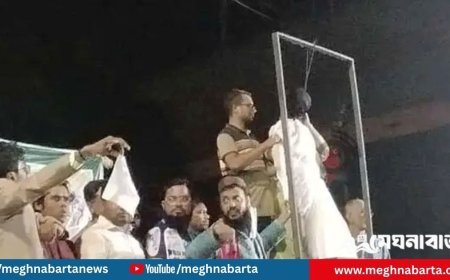 শাহবাগে শেখ হাসিনার প্রতীকী ফাঁসি মঞ্চায়ন