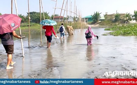 দুর্গম পথ পেরিয়ে চরের বিদ্যালয়ে যান শিক্ষকরা