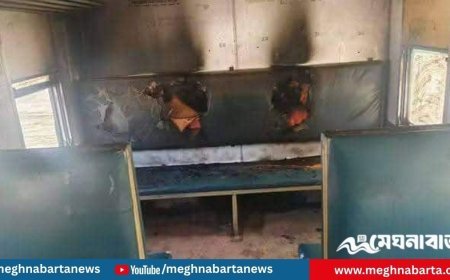 ময়মনসিংহে ট্রেনে দুর্বৃত্তদের আগুন