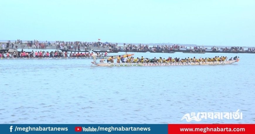 আনন্দ উৎসবে ধাবমান বাইচের নৌকা