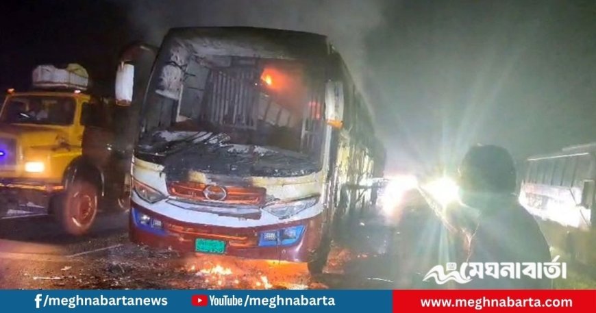 রাতের আঁধারে চলন্ত বাসে আগুন, অল্পের জন্য রক্ষা যাত্রীদের