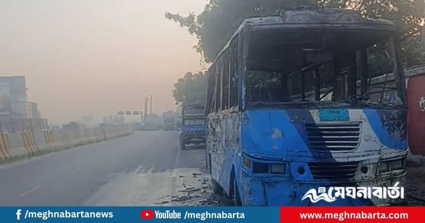 সিদ্ধিরগঞ্জে পার্কিং অবস্থায় বাসে আগুন