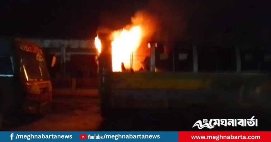 দাঁড়িয়ে থাকা যাত্রীবাহী বাসে আগুন