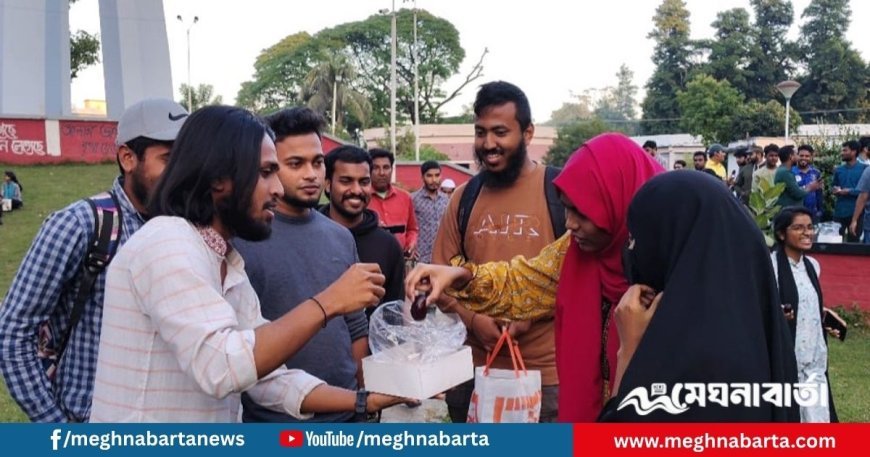 হাসিনার মৃত্যুদণ্ডের রায়ে রাবিতে উল্লাস, মিষ্টি বিতরণ