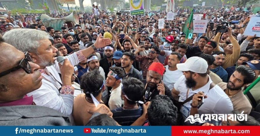 বিটিআরসি ঘেরাও করে মোবাইল ব্যবসায়ীদের আন্দোলন