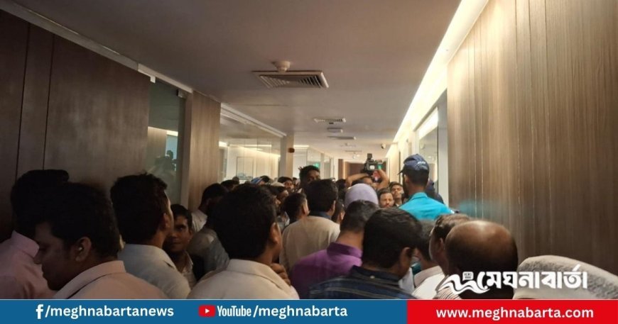 সচিবালয়ে অবরুদ্ধ অর্থ উপদেষ্টা, উত্তেজনা চরমে