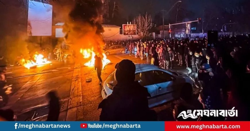 ইরানে নজিরবিহীন বিক্ষোভ: পতনের মুখে কি সরকার?