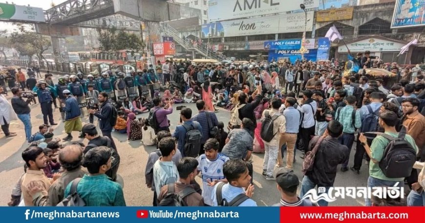 ঢাকার তিন পয়েন্টে সাত কলেজ শিক্ষার্থীদের অবরোধ, চরম যানজটে স্থবির রাজধানী