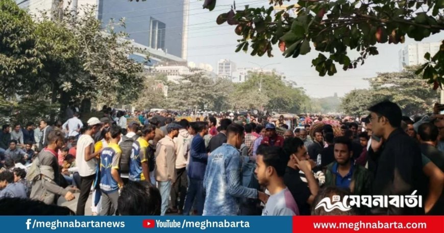 পোস্টাল ব্যালট ইস্যুতে আগারগাঁওয়ে ইসি ভবন ঘেরাও, ছাত্রদলের বিক্ষোভ