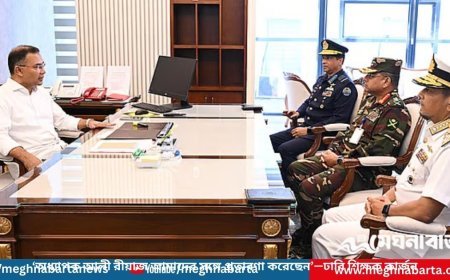 সচিবালয়ে তারেক রহমান, তিন বাহিনী প্রধানের সঙ্গে বৈঠক